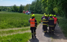 Muž spadl ze čtyř metrů ze žebříku. Hasiči jej nesli stovky metrů k vrtulníku