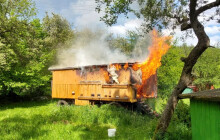 Ve Stražisku hořel včelín, jedna lahev explodovala ještě před příjezdem hasičů