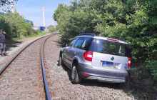 Chtěl si zkrátit cestu, tak jel vedle kolejí. Místo toho zapadl