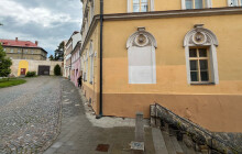 Vybílil průchod, zamaloval graffiti na škole. Místům vrací důstojnost na vlastní náklady