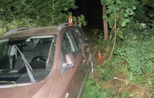 Kvůli alkoholu a rychlé jízdě skončil mladý řidič mimo silnici