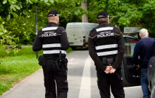 Hádka skončila kousancem, poškozenými dveřmi a rozchodem