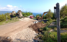 Pod Šerák zamířila těžká technika. Začala oprava stezky od Obřích skal