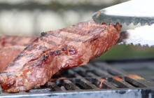 Průjmy, horečka a křeče v břiše. Hygienici varují před bakterií z nedopečeného masa