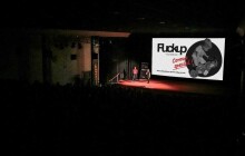 Nepoděláš, nevyděláš! Pátá olomoucká FuckUp Night odhalí průsery rebelujícího holiče i majitele Ološlapu
