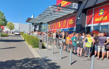 Lidl otevřel outlet v Olomouci, zákazníci stáli frontu už od čtyř ráno