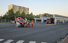 Skočil pod vlak, když brzdil. Letěl pro něj vrtulník