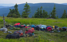 Spaní ve stanu může přijít draho. Turisté porušují pravidla nocování v CHKO