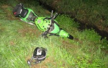 VIDEO: Ujíždějící motorkář bez řidičáku a s cizí SPZ se před hlídkou skrýval mezi řádky v bramborovém poli