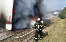 Hasiči likvidovali dva požáry dopravních prostředků. Hořel návěs a osobní auto