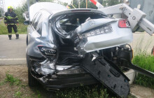 Řidič uvízl na přejezdu v Šumperku. Zoufalý pokus zvednout závory skončil nárazem vlaku