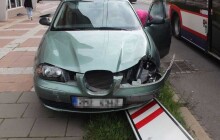 Senior při odbočování vpravo přehlédl městský autobus a naboural do něj