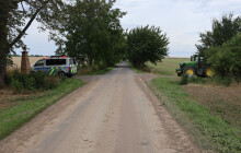 Policie pátrá po svědcích nehody u Náměště na Hané. Řidič srazil seniora na kole a ujel