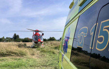 Pro holčičku musel vrtulník, spadla z pětimetrové výšky