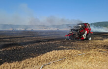 Hasiči řešili požár lisu na balíky. Oheň zasáhl i okolní pole