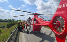 U Čunína se při vysypávání hlíny převrátil náklaďák, řidiče transportoval vrtulník