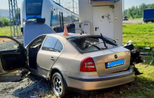 Na trati u Šternberka se střetl vlak s autem. Dva lidi jsou zranění