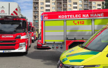 Hasiči zasahovali u požáru v paneláku v Prostějově. Sedm lidí je v péči záchranářů