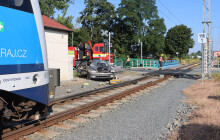 VIDEO: Chtěli se vyhnout dopravní kontrole, při ujíždění je smetl vlak