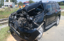 Nerozhlédl se na přejezdu a střetl se s lokomotivou. Spolujezdkyně skončila v nemocnici