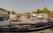 VIDEO: Chaos na D1 zdržel hasiče. Jak správně vytvořit záchranářskou uličku?