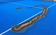 Požár kurtu v Přerově. Žhář přestřihl kameru a zapálil povrch padelového kurtu