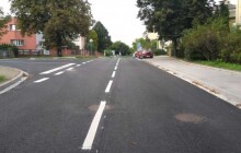 V Neředínské ulici je opraven další úsek silnice, přibyl i ostrůvek zeleně