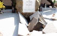 Otevíral urny i hrobové desky. Nejspíš hledal na hřbitově cennosti