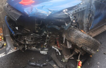 Smyk na mokré silnici v Žulové. Řidič nezvládl zatáčku a čelně se střetl s kamionem