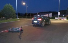 Opilý řidič elektrokoloběžky nezvládl odbočit a naboural do protijedoucího auta. Nadýchal přes dvě promile