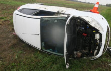 Policisté vyjížděli k nehodě u Říkovic. Auto skončilo na boku, řidič v nemocnici