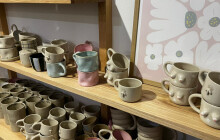 Od hrníčků s naháči k otevřenému studiu v centru. Keramika z Wurmovky má vtip