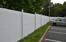 Bílou zeď půjčili dětem. A rostou na ní malby místních dominant