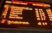 Řádil jak Thor. Na nádraží rozbíjel tabule kladivem