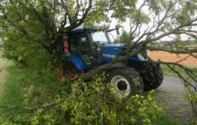 Vyhýbal se autu, skončil ve stromě. Nehoda na Prostějovsku skončila půlmilionovou škodou