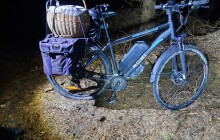 Našli jej. Kolo leželo několik dní v lese