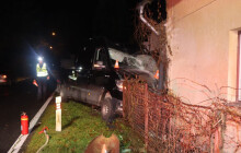 Mladík v Jeseníku usnul za volantem. S dodávkou se zastavil až o dům