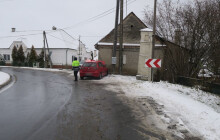 Náhlý smyk skončil tragicky. Na Šumpersku narazil senior do zdi domu