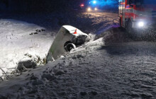 Nezvládl rychlost a skončil v potoce. Řidič z Jesenicka skončil v nemocnici