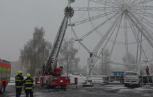 Hasiči v Hranicích si ještě před spuštěním vyhlídkového kola vyzkoušeli evakuaci