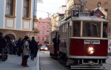 Mikuláš s andělem a čertem jedou tramvají. Jaký mají jízdní řád?