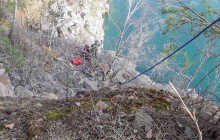 Pes se při procházce na Výklekách sklouzl do desetimetrového mezipatra. Zasáhnout museli hasiči