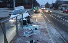 Mladík strhl řízení a vysklil zastávku. Škoda jde do statisíců