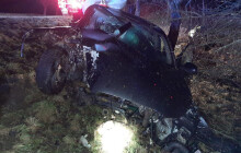 Smyk na mokré silnici poslal auto do stromu. Dva mladíci skončili v nemocnici