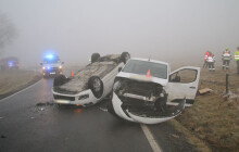 Nezvládl zatáčku a narazil do havarovaného auta. Nehoda u Huzové skončila zraněním