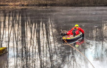 Hasiči v Jeseníku zachraňovali srnu z tenkého ledu. Pomohl speciální paddleboard