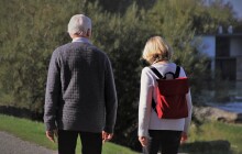 Seniorka přišla o batoh, který si zapomněla na odkládacím pultu v supermarketu