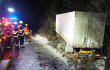 Únava poslala kamion mimo silnici. Řidič skončil mezi stromy
