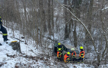 Auto uvězněné ve svahu i v potoce. Sníh zaměstnal řidiče i hasiče