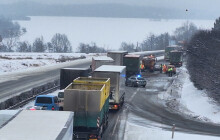 D35 směrem od Ostravy je sjízdná jedním pruhem. Došlo k nehodě kamionu se sypacím vozem